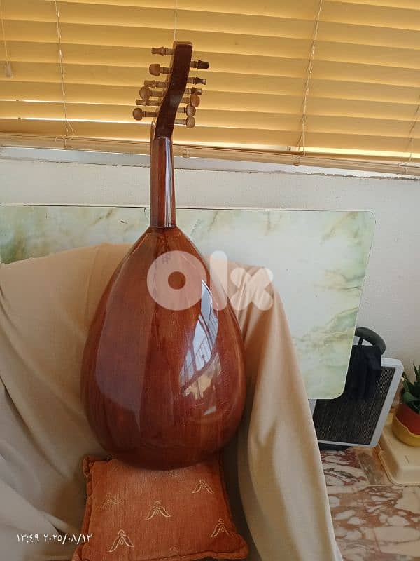 عود جديد مع حقيبة جلد وريش جميل جدا بالصوت والشكل والصناعة بسعر مناسب 13