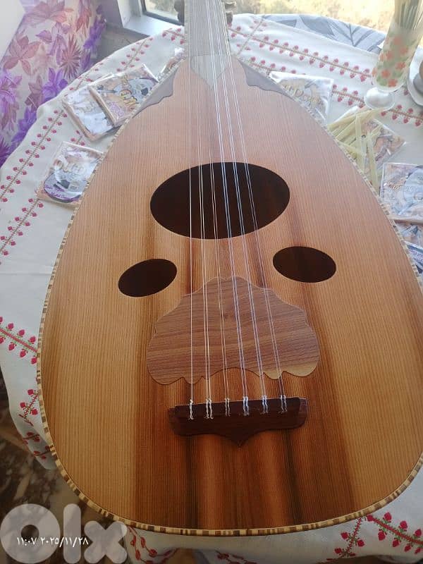 عود جديد مع حقيبة جلد وريش جميل جدا بالصوت والشكل والصناعة بسعر مناسب 17