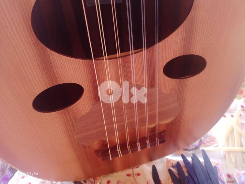 عود جديد مع حقيبة جلد وريش جميل جدا بالصوت والشكل والصناعة بسعر مناسب 18