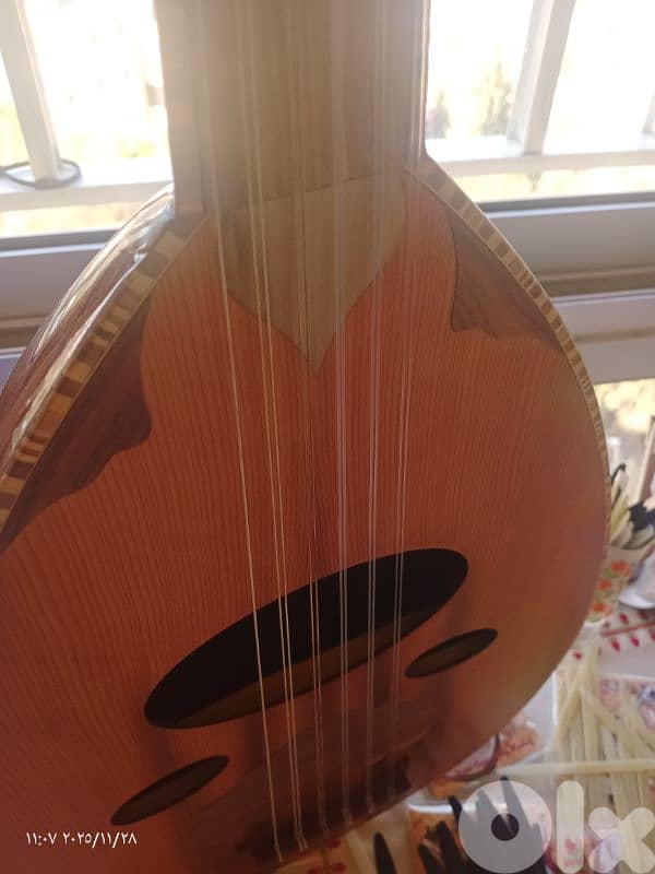 عود جديد مع حقيبة جلد وريش جميل جدا بالصوت والشكل والصناعة بسعر مناسب 19