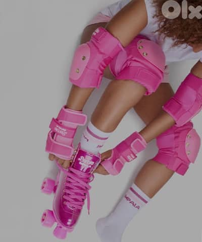 Roller skates with protective gear set