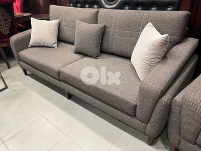 صالون مودرن مع طاولة مستعمل شبه جديدة