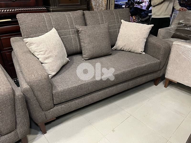 صالون مودرن مع طاولة مستعمل شبه جديدة 1