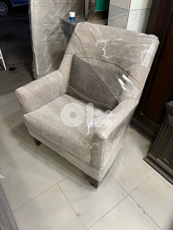 صالون مودرن مع طاولة مستعمل شبه جديدة 2