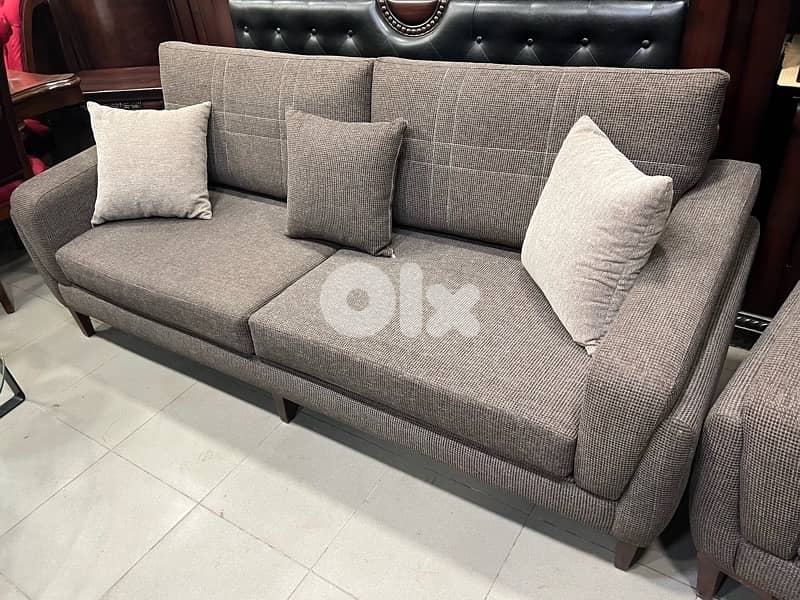 صالون مودرن مع طاولة مستعمل شبه جديدة 3