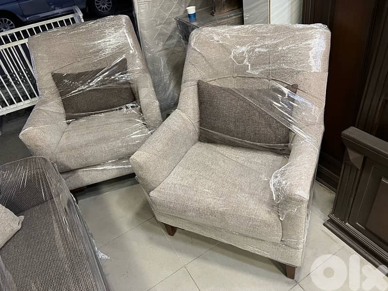 صالون مودرن مع طاولة مستعمل شبه جديدة 6