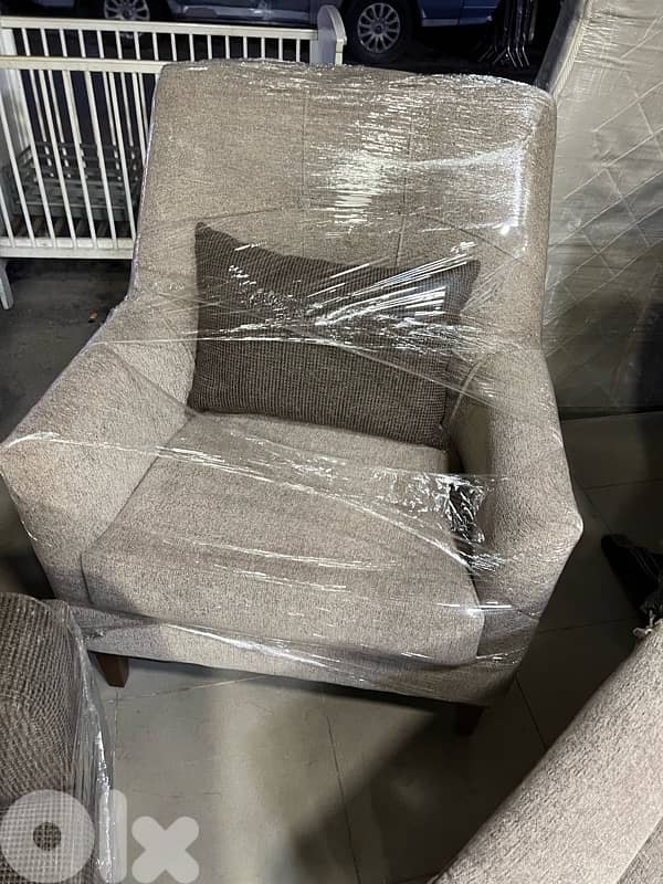 صالون مودرن مع طاولة مستعمل شبه جديدة 7