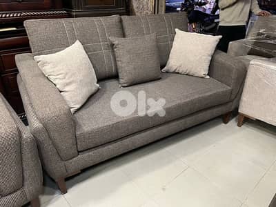 صالون مودرن مع طاولة شبه جديدة