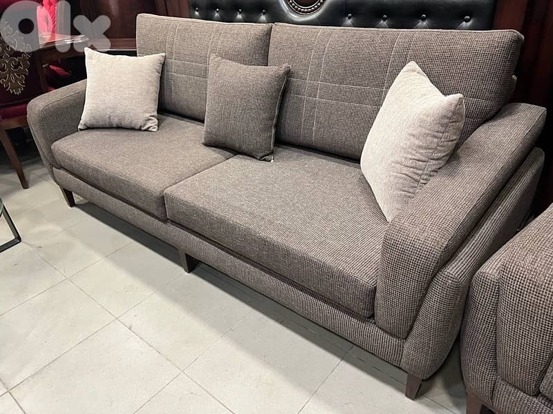 صالون مودرن مع طاولة شبه جديدة 1