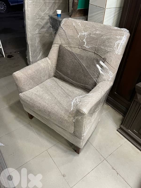 صالون مودرن مع طاولة شبه جديدة 3