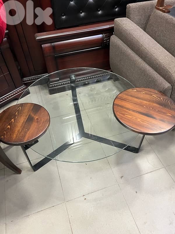 صالون مودرن مع طاولة شبه جديدة 4