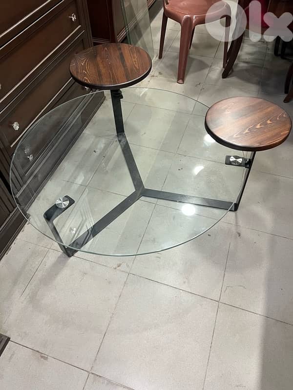 صالون مودرن مع طاولة شبه جديدة 5