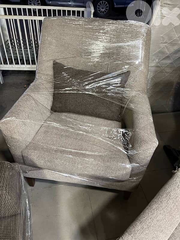 صالون مودرن مع طاولة شبه جديدة 6