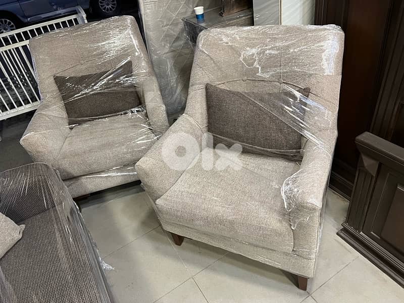 صالون مودرن مع طاولة شبه جديدة 7