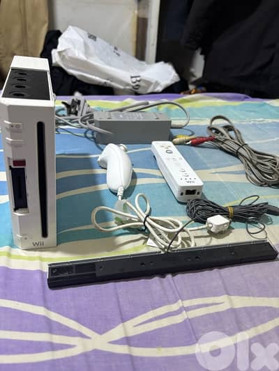 Nintendo Wii (Original RVL-001) GameCube Compatible Console Bundle