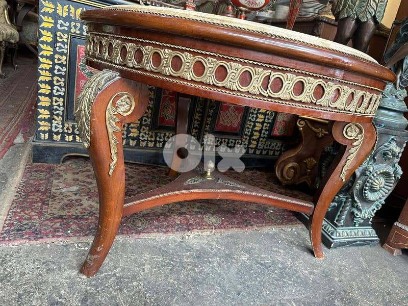 طاولة نص مبرومة خشب زان انتيك مرصعة نحاس وج رخام 1