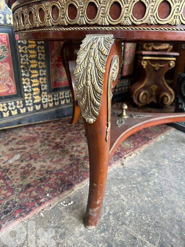 طاولة نص مبرومة خشب زان انتيك مرصعة نحاس وج رخام 2