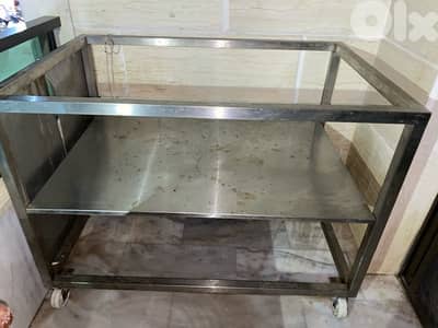طاولة ستانليس ستيل للمطاعم بحالة جيدّة