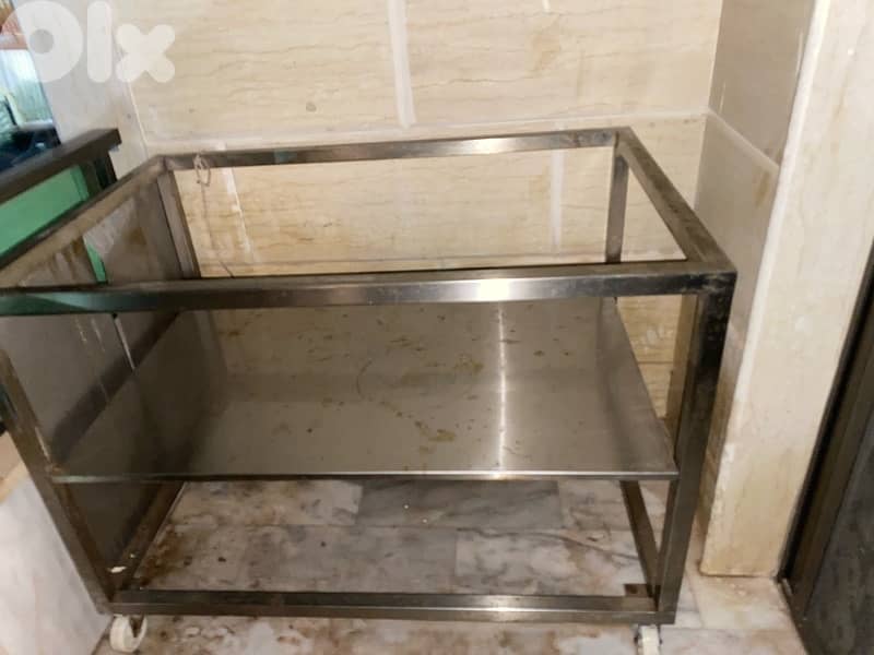 طاولة ستانليس ستيل للمطاعم بحالة جيدّة 1
