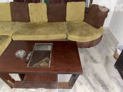 صالون مع طاولة