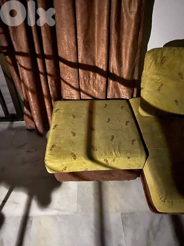 صالون مع طاولة 1