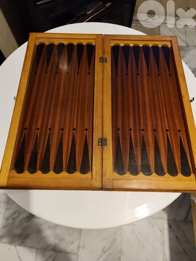 طاولة زهر انتيك خشب قطراني مع حفر ونحت،قطعة فنية لا مثيل لها