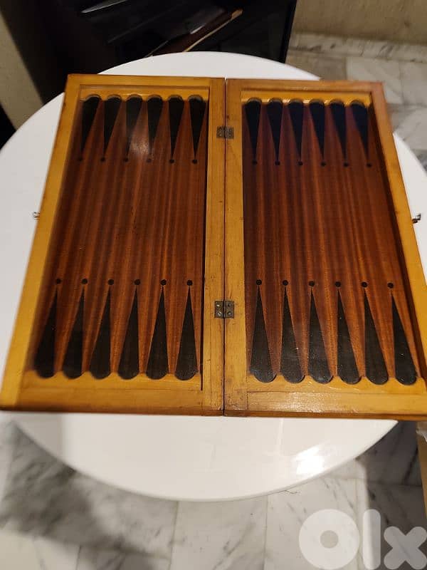 طاولة زهر انتيك خشب قطراني مع حفر ونحت،قطعة فنية لا مثيل لها 1