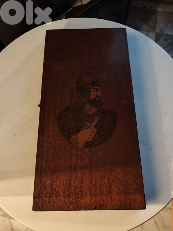 طاولة زهر انتيك خشب قطراني مع حفر ونحت،قطعة فنية لا مثيل لها 2