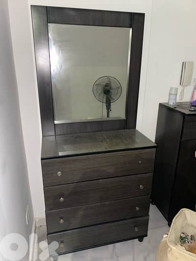 كومودينا مع مراي بحالة جيدّة جداً ٦٠$