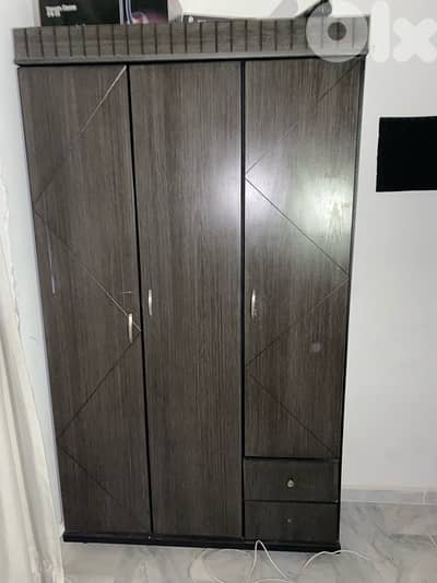 خزانة غرفة نوم بحالة جيدة جداً مع جوارير