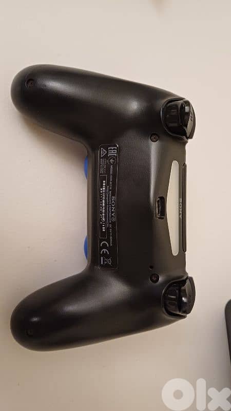 PS4 Slim + 2 Original Controller + 3 Games + Original Cables 4