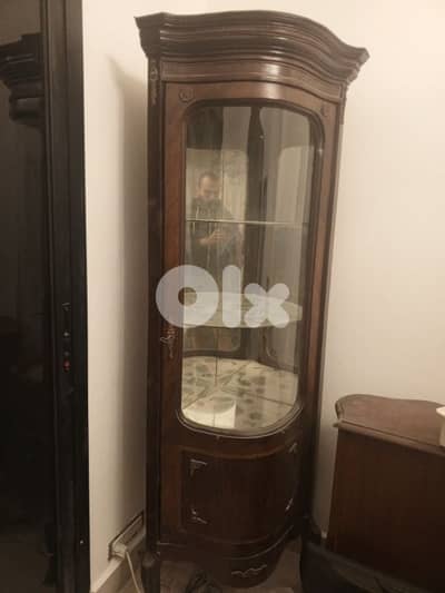 خزانة انتيكا لعرض التحف