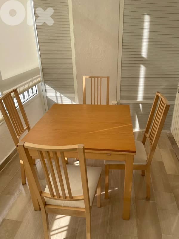 Table extenssible avec 4 chaises 1