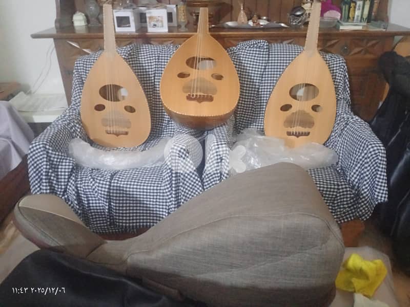 عود جديد 110$ فقط ومع شنطة جلد وريش مجموعة كبيرة من هذه الاعواد 12