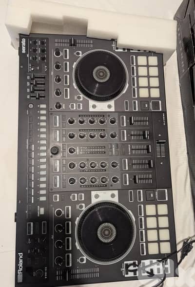 Roland DJ-808 – Professional DJ Controller