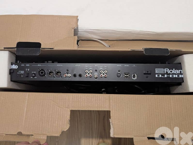Roland DJ-808 – Professional DJ Controller 2