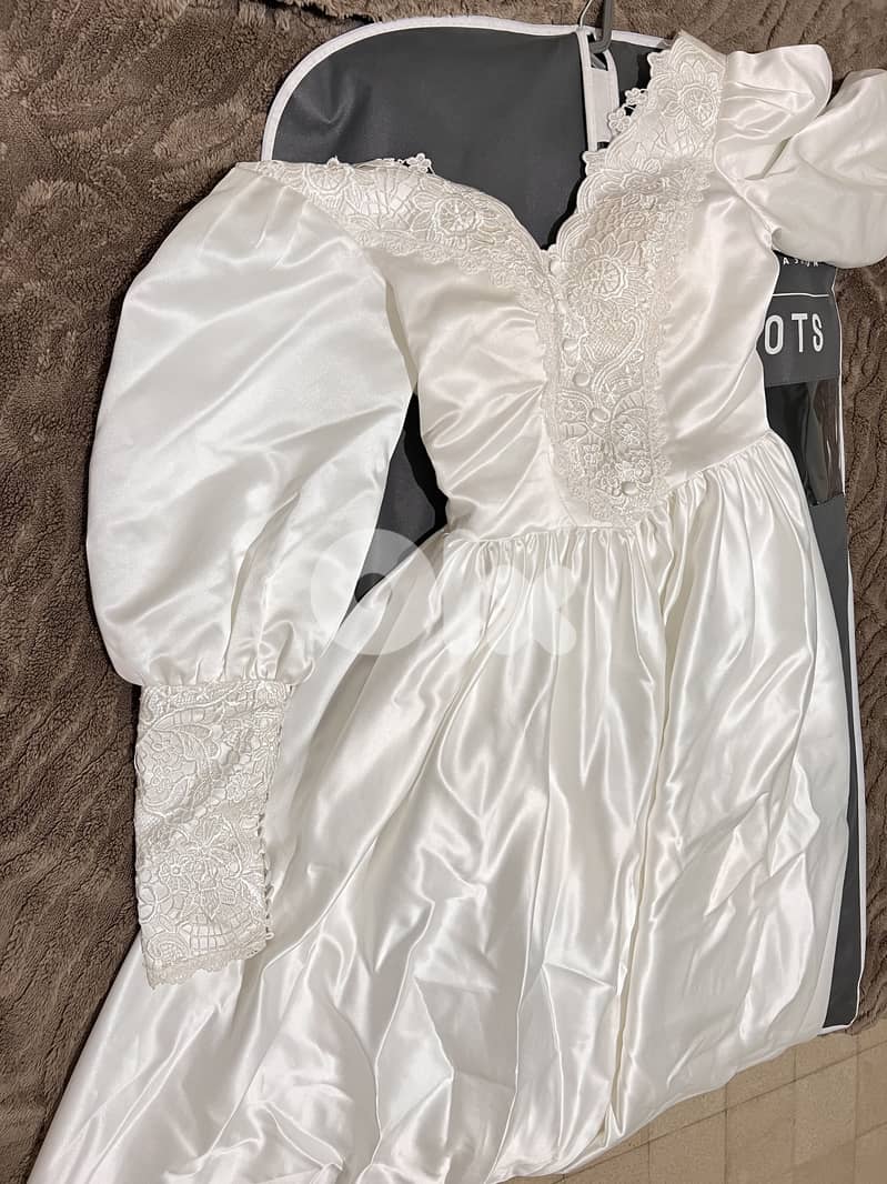 فستان زفاف عصر فيكتوري شبه جديد للإيجار او البيع 9