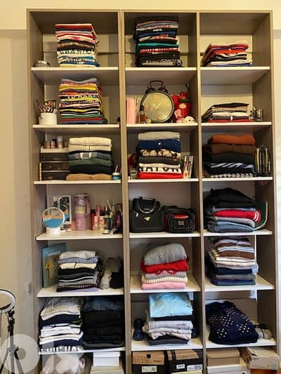 خزانة لكافة الاستعمالات بحالة ممتااااازة ٢٢٠دولار السعر بيتظبط