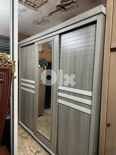 خزانة سحاب ثلاث درف كتير مرتبة ونظيفة