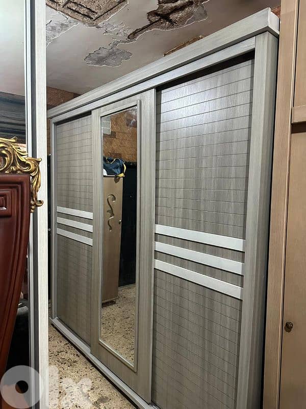 خزانة سحاب ثلاث درف كتير مرتبة ونظيفة 1