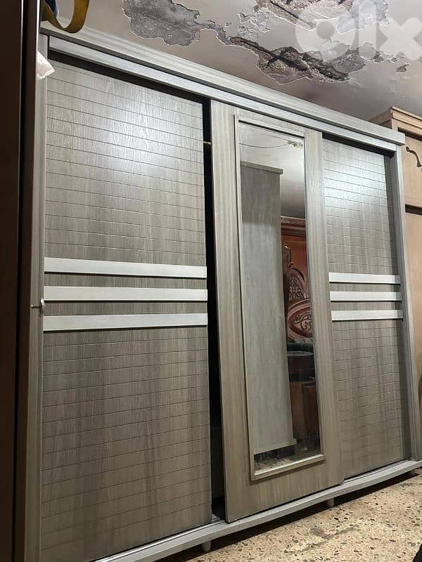 خزانة سحاب ثلاث درف كتير مرتبة ونظيفة 2