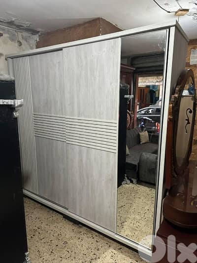 خزانة سحاب درفتين شغل توصاية شبه جديدة