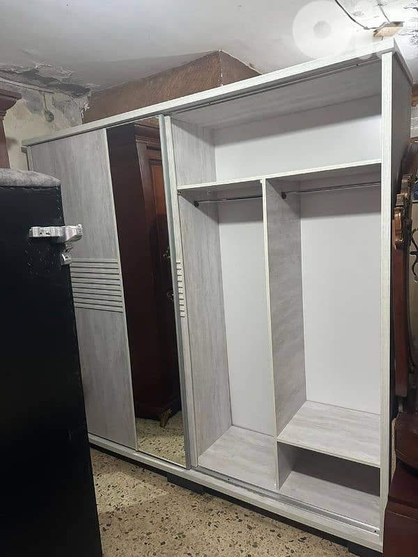 خزانة سحاب درفتين شغل توصاية شبه جديدة 2