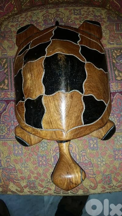 زلحفة مصنوع من شجر طبيعي ابانوس حفر رسم يد