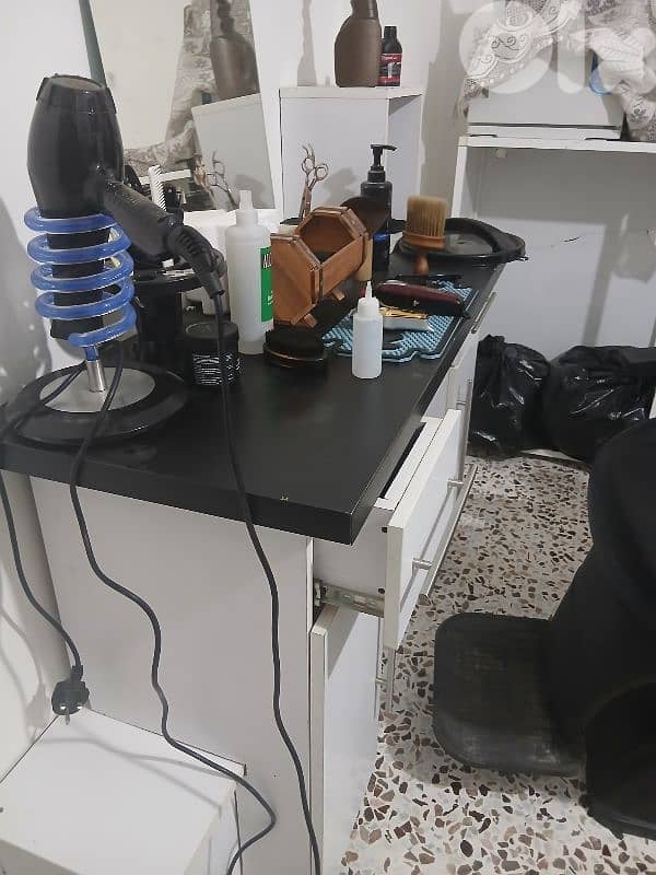 صالون حلاقة كامل للبيع 4