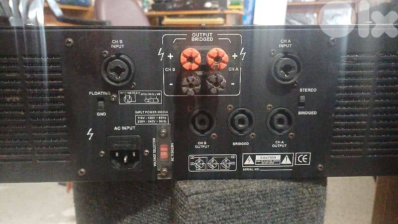 amplifier 2000w used like new 1