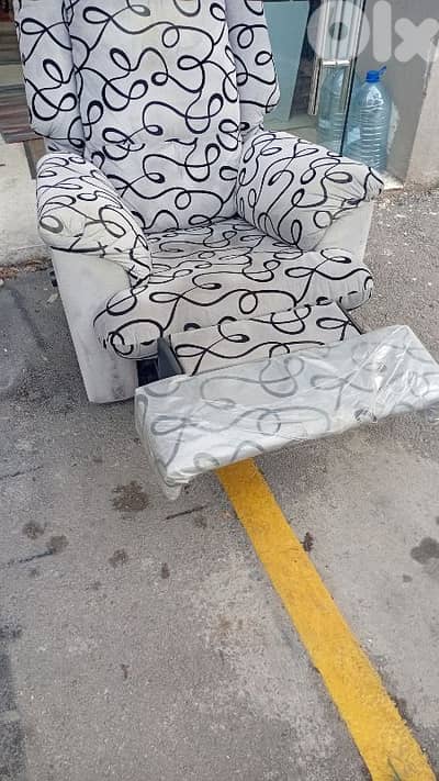 كرسي إيطالي  شبه جديد