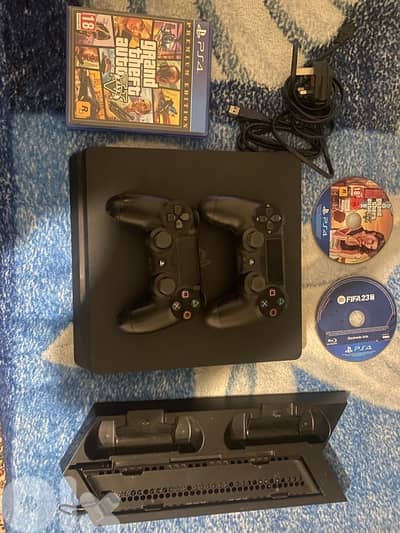 Used PS4 - 2 controller - 2 cd games - handler