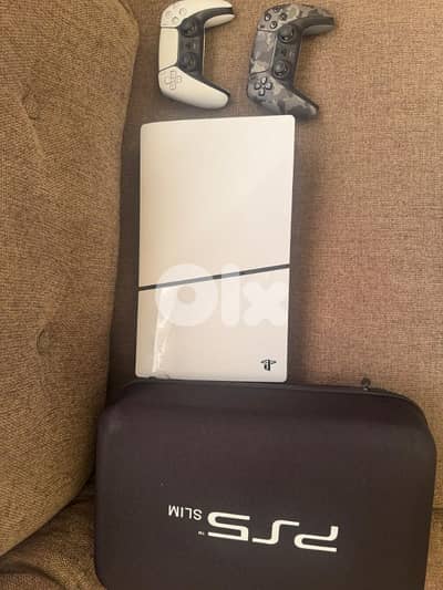 PS5 slim 2 controllers