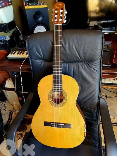 Admira Sevilla Classical Guitar Made in Spain غيتار  أدميرا اسباني